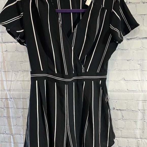 Xhilaration Size Medium Black & White Striped - Picture 15 of 15